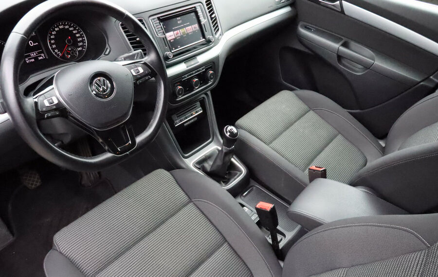 VW Sharan 1.4i TSI Comfortline NAV+ACC+APS+SHZ+1HD