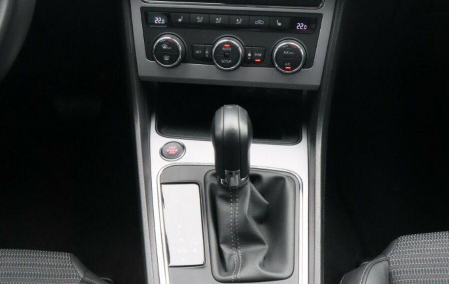 Seat Leon 2.0 TDI DSG Xcellence NAV+ACC+KAM+DAB+EPH  