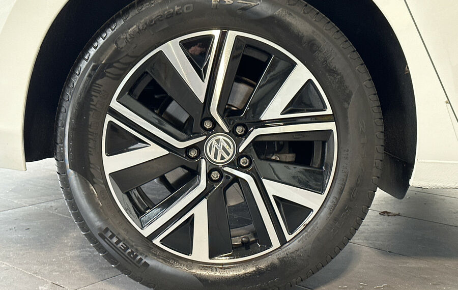 VW Touran 2.0 TDI DSG Highline NAV+LED+ACC+AHK+KAM