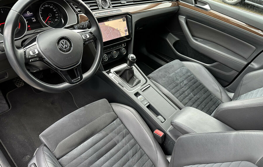 VW Passat Variant 2.0 TDI Highline NAV+LED+AHK+PANO