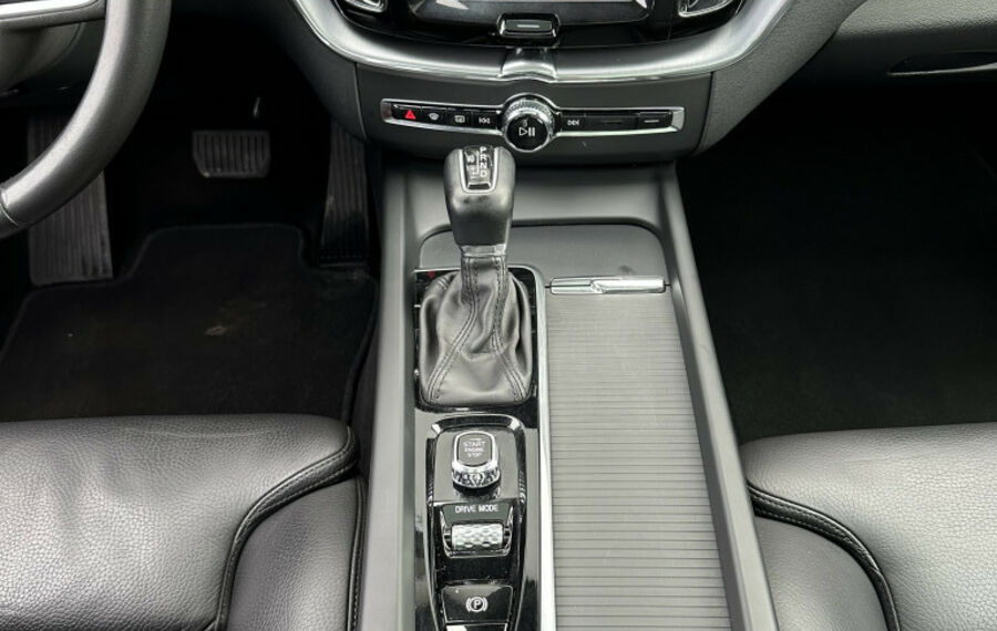 Volvo XC60 D4 AWD Momentum NAV+LED+AHK+PANO+H&K+ACC+SH