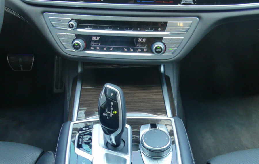 BMW 750 d xDrive M-Sport NAV+LASER+AHK+HUD+PANO+20ZO